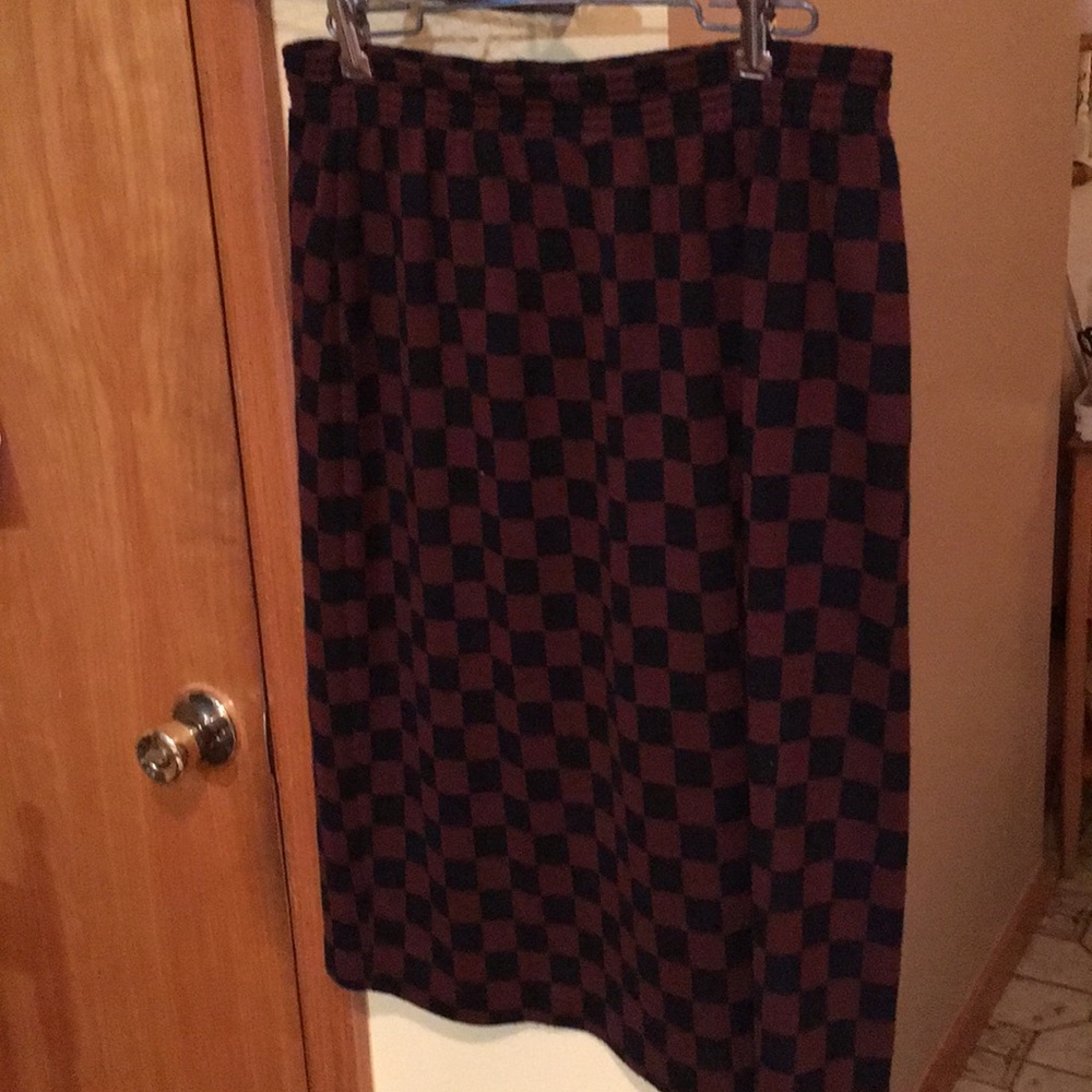 Brown/black checkered skirt